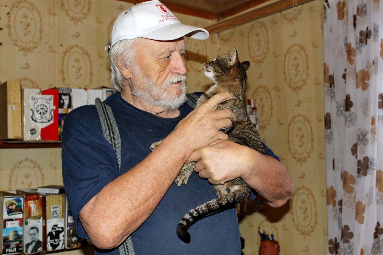 Леонард Постников с кошкой Грушей