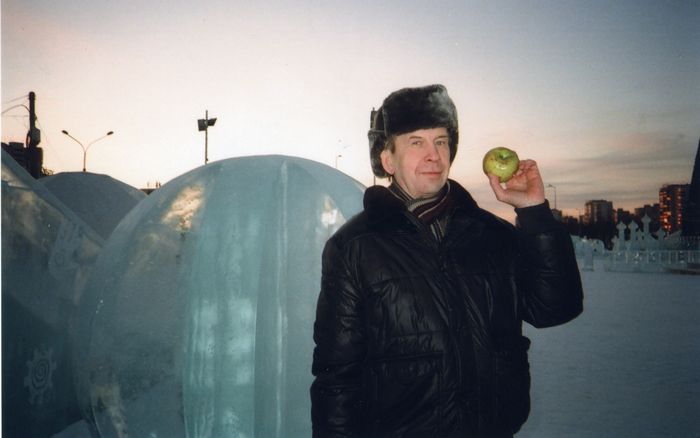 Владислав Дрожащих с яблоком