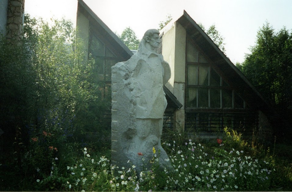 Памятник А. Грину