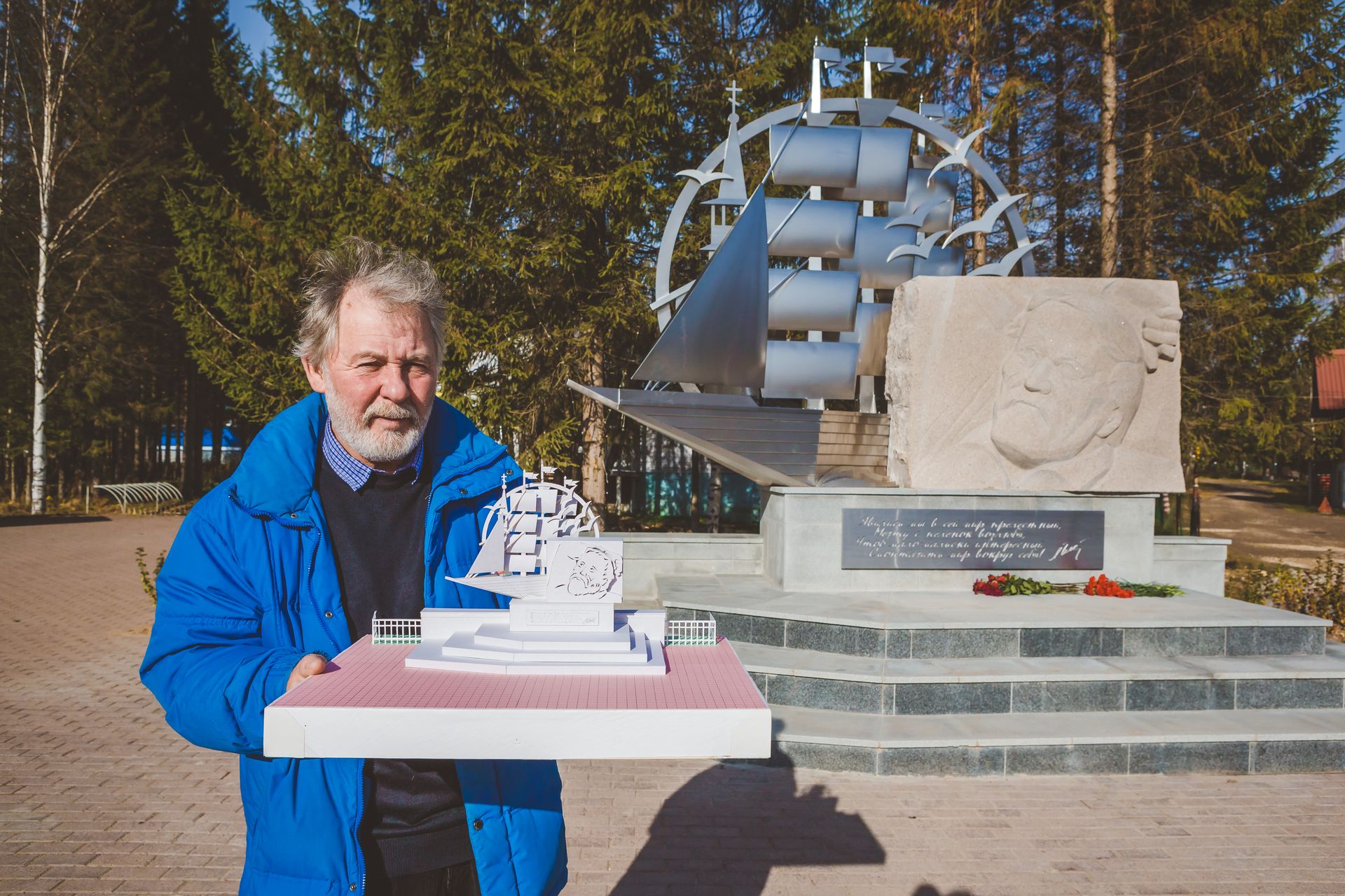 Памятник основателю «Огонька» и Парка – Леонарду Дмитриевичу Постникову
