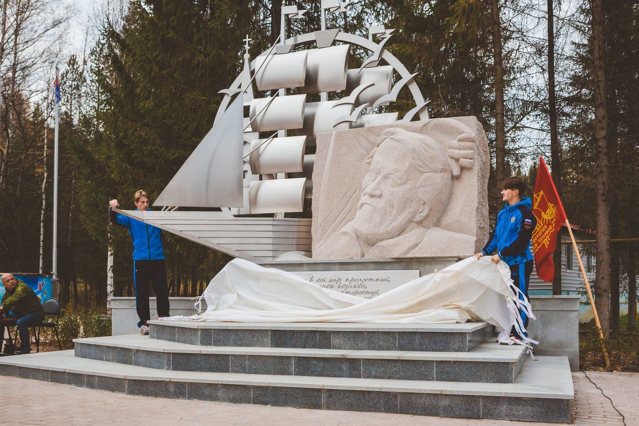 Открытие памятника Л.Д. Постникову