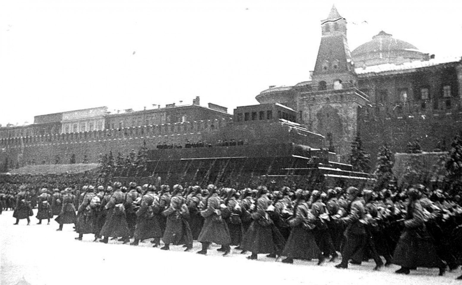 80 лет легендарному военному параду на Красной площади